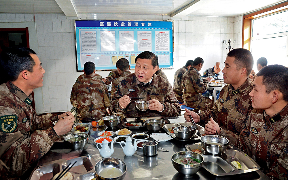 2014年1月26日，習(xí)近平主席專程來(lái)到內(nèi)蒙古軍區(qū)邊防某部，親切看望慰問(wèn)戍邊官兵。這是在連隊(duì)食堂，習(xí)近平主席同戰(zhàn)士們一起用餐。