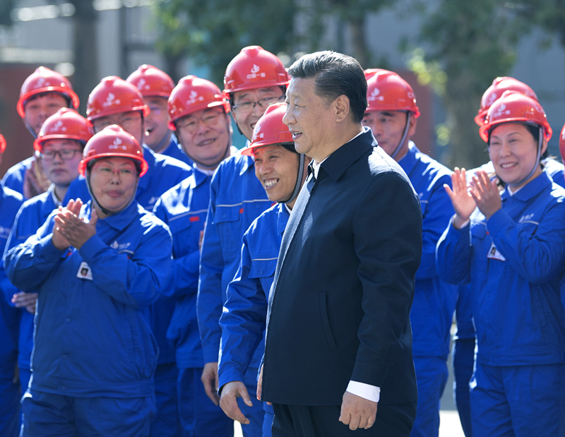 2018年9月26日，在中國(guó)一重集團(tuán)，習(xí)近平總書記走到工人中間，同大家親切交流。