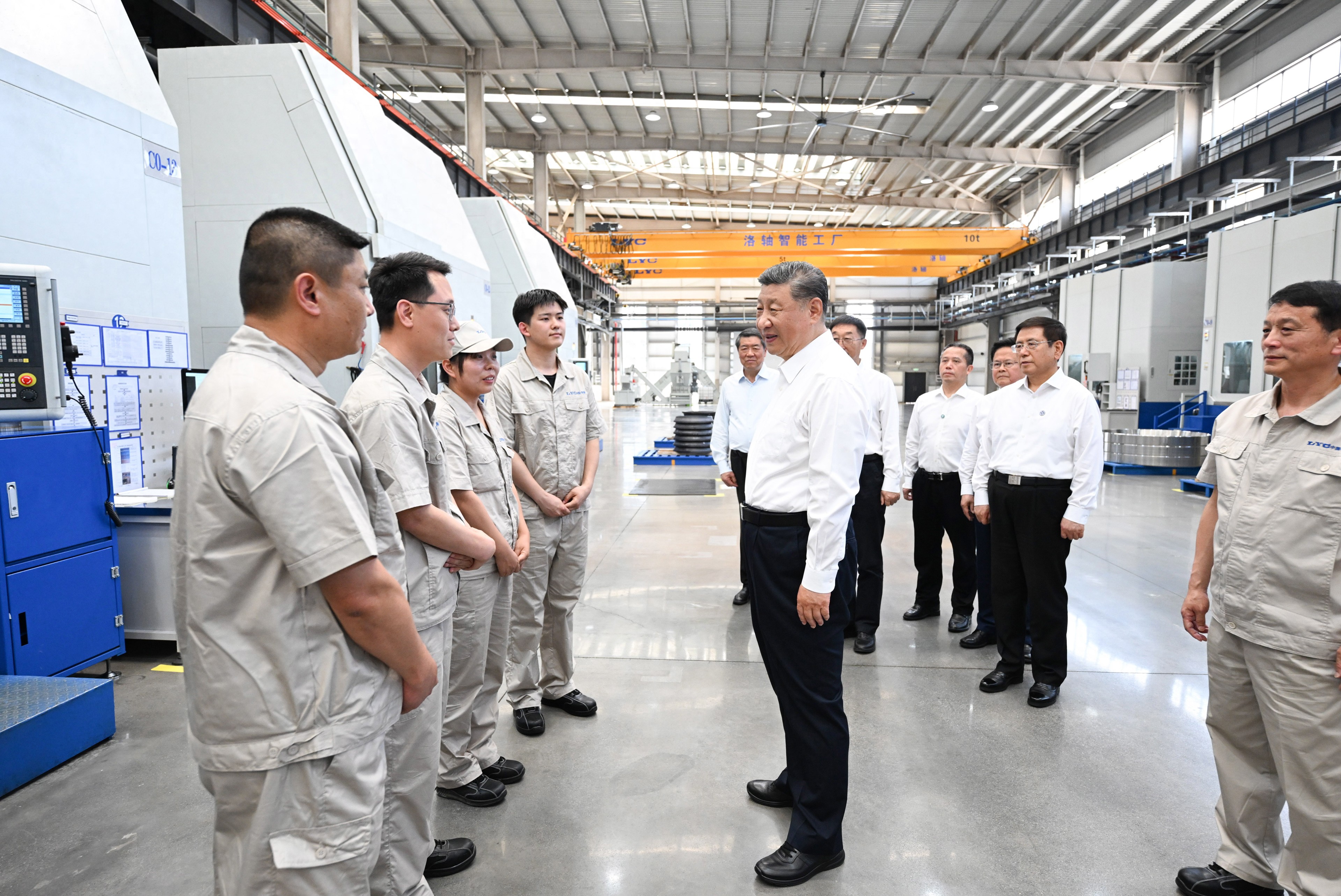 5月19日至20日，中共中央總書記、國家主席、中央軍委主席習近平在河南考察。這是19日下午，習近平在洛陽軸承集團股份有限公司智能工廠考察時，同企業(yè)職工親切交流。新華社記者 燕雁 攝