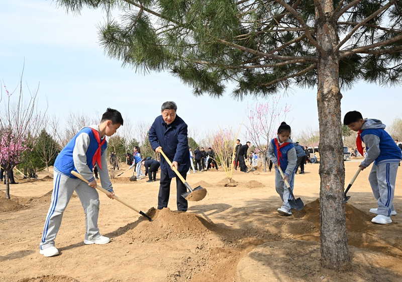 2025年4月3日，習(xí)近平總書(shū)記來(lái)到北京豐臺(tái)區(qū)永定河畔參加首都義務(wù)植樹(shù)活動(dòng)。
