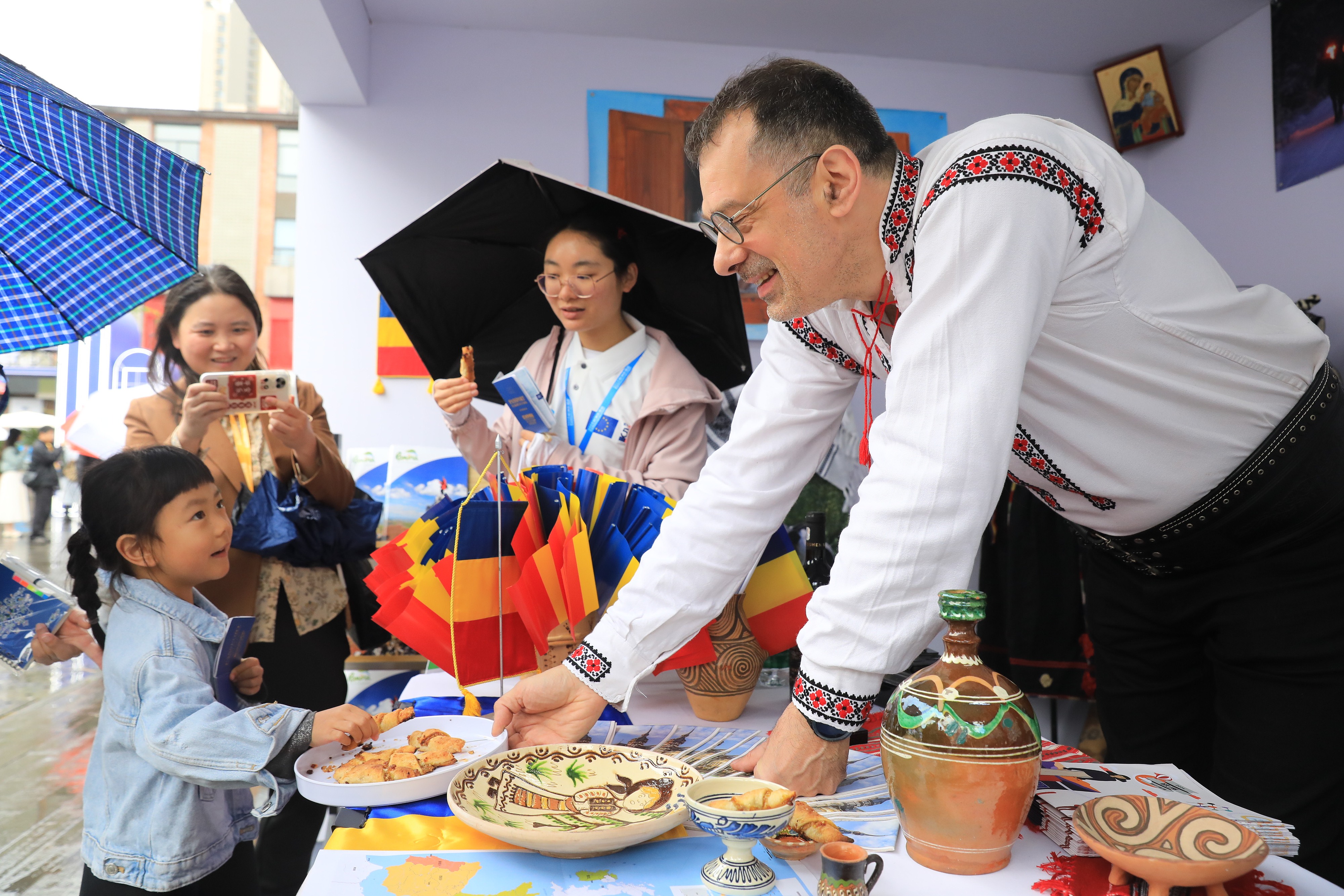 2025年4月12日，四川省成都市“2025成都·歐洲文化季”活動融匯藝術(shù)、音樂、美食與互動體驗，為民眾打造了一場“沉浸式”文化嘉年華。