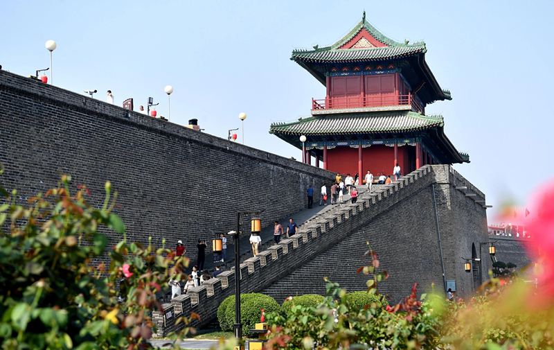 2024年9月16日，游客在河北省石家莊市正定古城游玩。