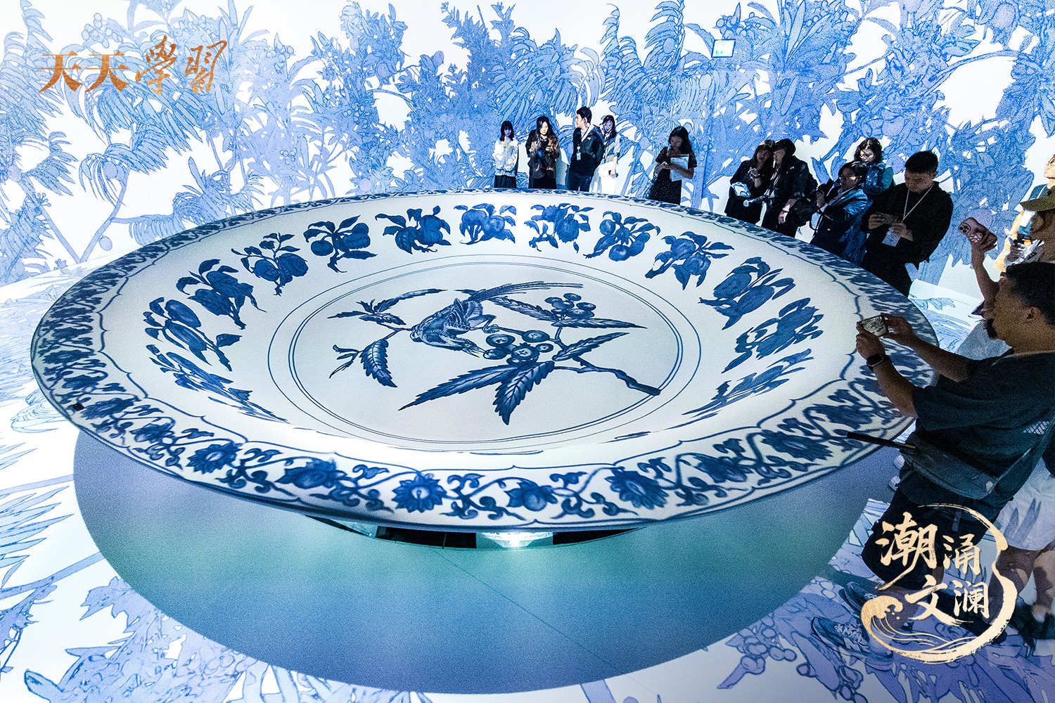 2025年5月13日，“‘紋’以載道——故宮博物院沉浸式數(shù)字體驗展”亮相香港故宮文化博物館。