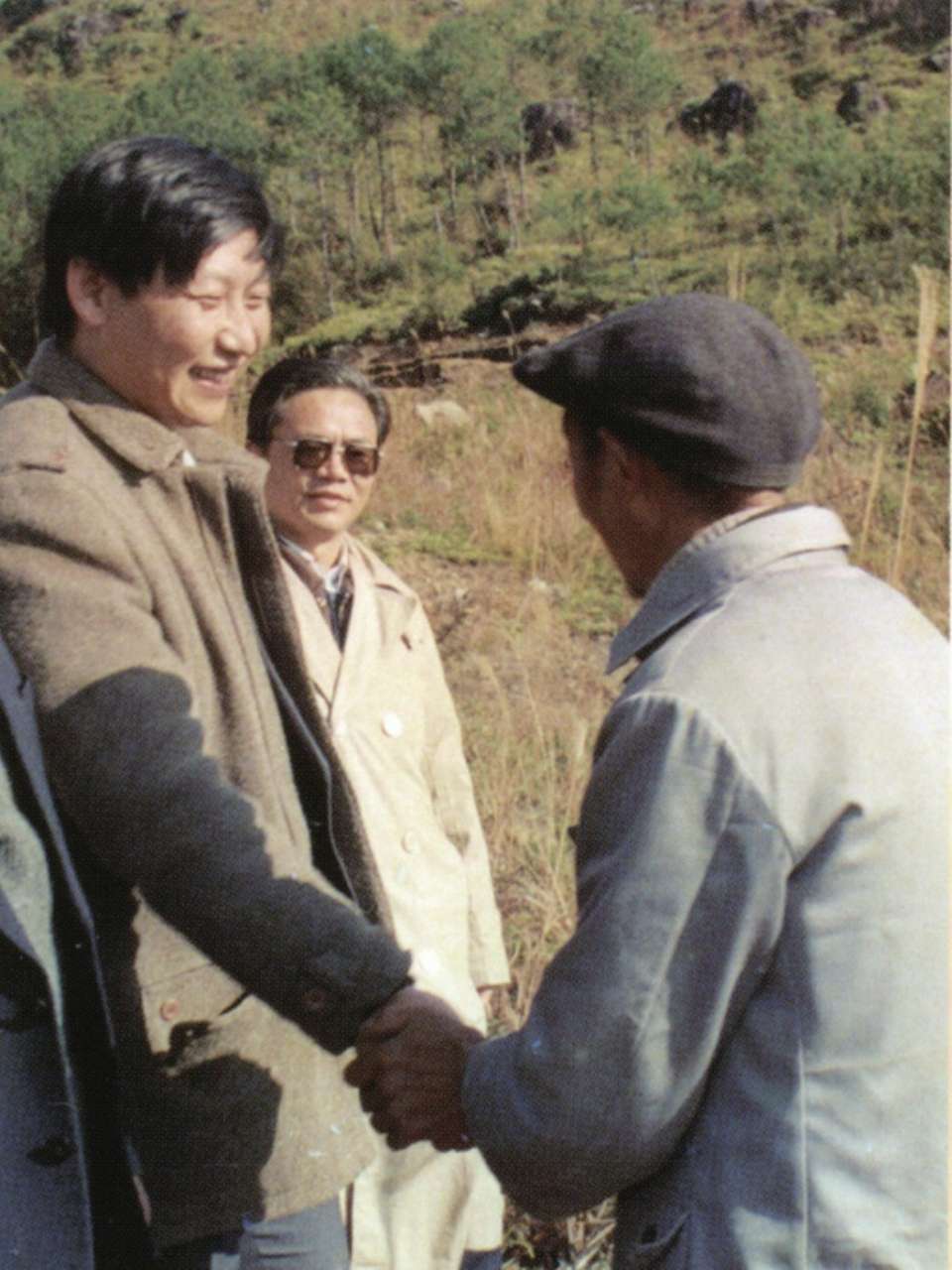 1989年1月，習近平到周寧縣走訪種林專業(yè)戶。（圖源：《習近平在寧德》）