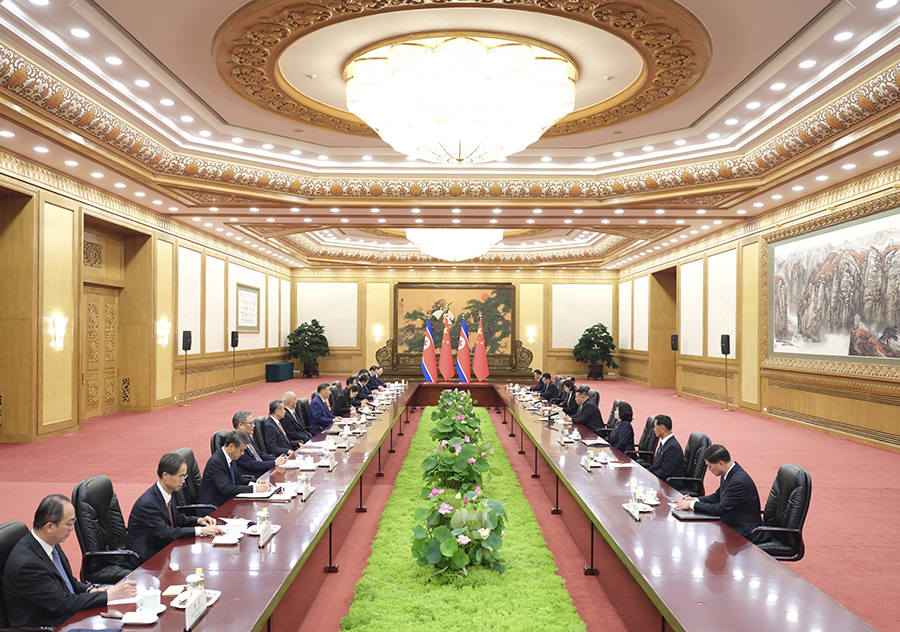 9月4日晚，中共中央總書記、國家主席習(xí)近平在北京人民大會堂同來華出席紀(jì)念中國人民抗日戰(zhàn)爭暨世界反法西斯戰(zhàn)爭勝利80周年活動的朝鮮勞動黨總書記、國務(wù)委員長金正恩舉行會談。