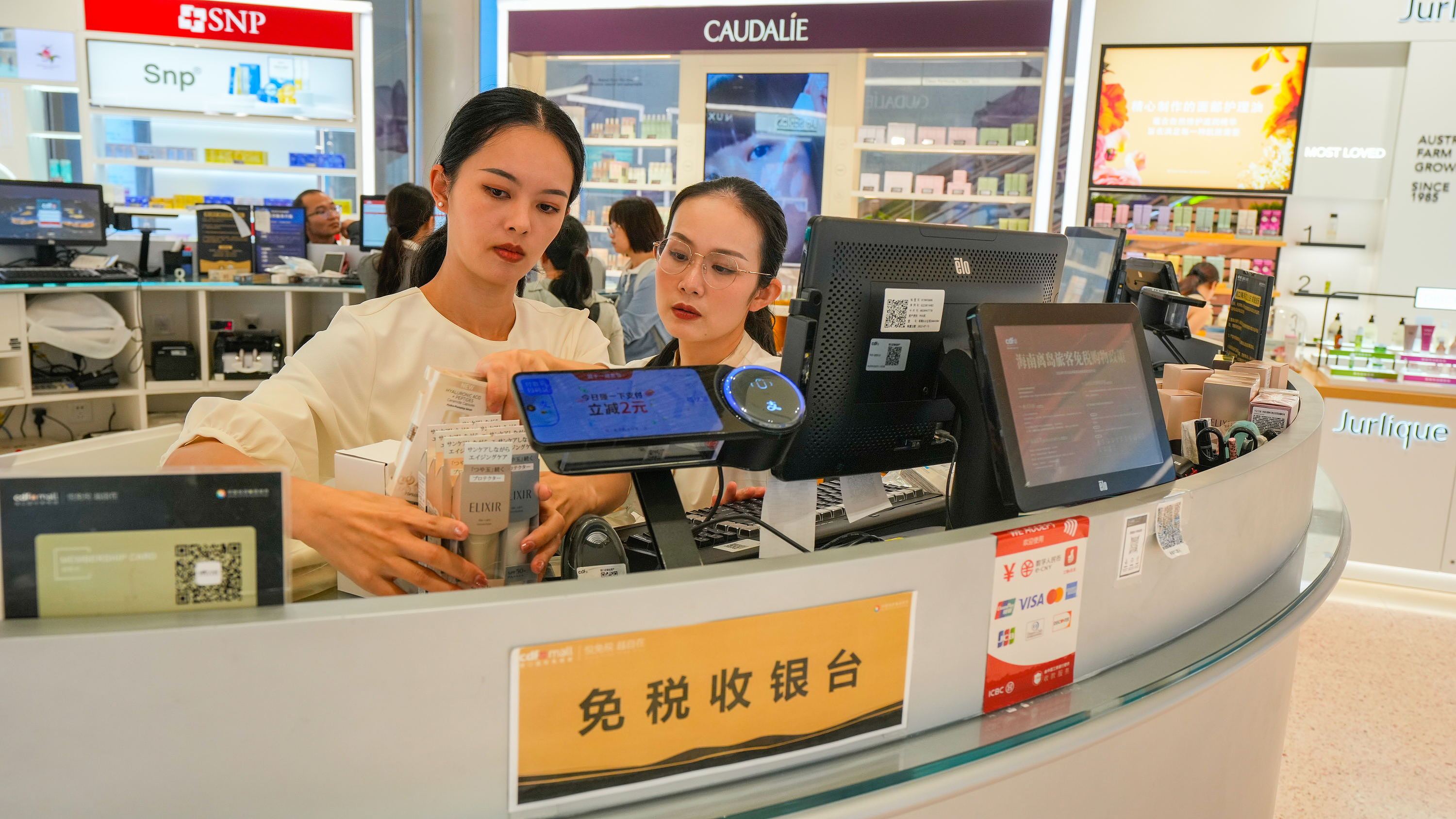 2025年11月1日，海口，cdf海口國際免稅城內(nèi)人頭攢動(dòng)，眾多旅客在選購免稅商品。