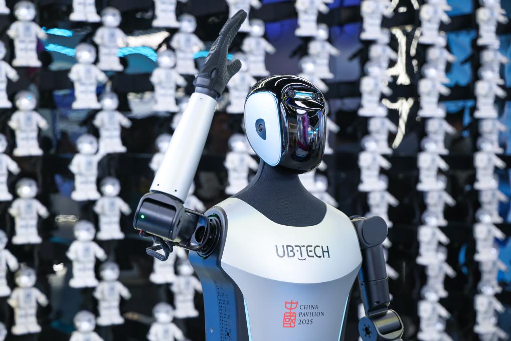 △ 2025年4月23日，在深圳優(yōu)必選科技展廳內(nèi)，商用版人形機(jī)器人Walker C向觀眾揮手致意。