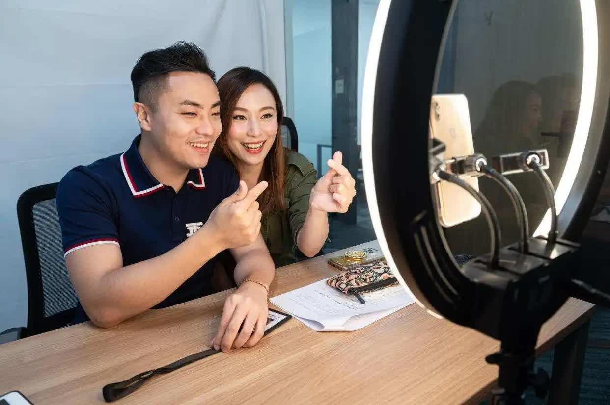 △ 一對(duì)在廣州創(chuàng)業(yè)的“港夫廣妻” 。