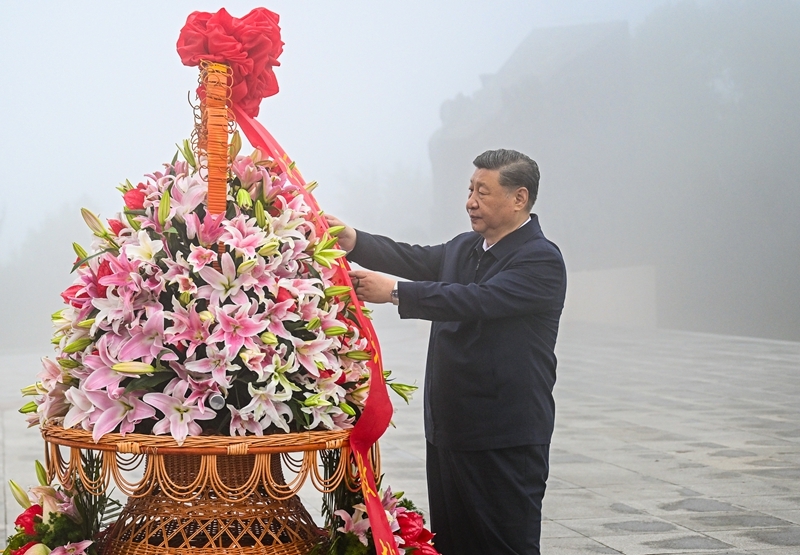 2025年7月7日，習(xí)近平總書(shū)記在位于山西省陽(yáng)泉市獅腦山的百團(tuán)大戰(zhàn)紀(jì)念碑廣場(chǎng)，向八路軍烈士敬獻(xiàn)花籃。