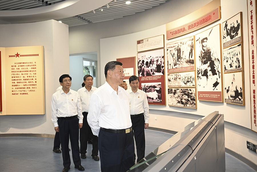 2024年10月15日至16日，中共中央總書記、國家主席、中央軍委主席習(xí)近平在福建考察。這是15日下午，習(xí)近平在漳州市東山縣谷文昌紀(jì)念館考察。新華社記者謝環(huán)馳攝