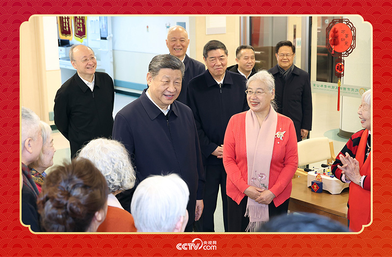 2026年2月10日，習(xí)近平總書記在北京西城區(qū)“吾老·新街”養(yǎng)老服務(wù)街區(qū)銀齡老年公寓考察時，同老人們親切交流。