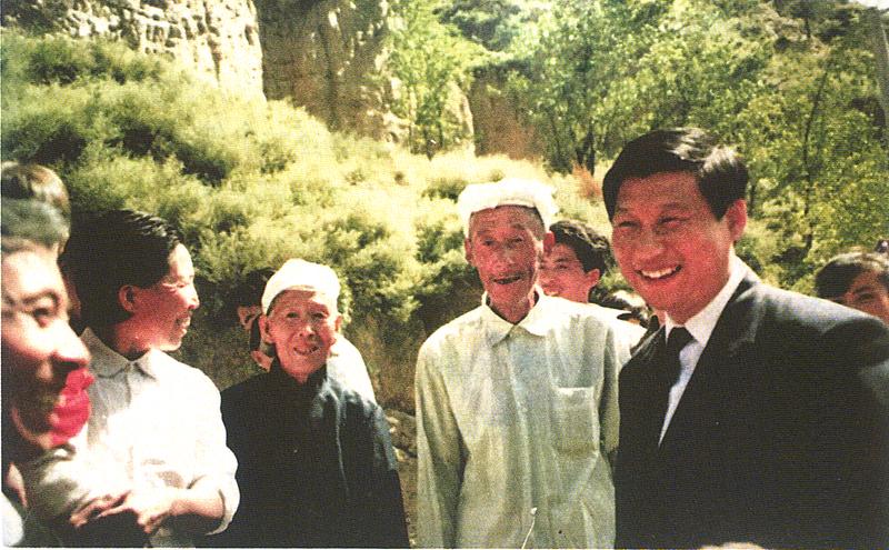 1993年9月27日，習(xí)近平回到梁家河看望鄉(xiāng)親們。