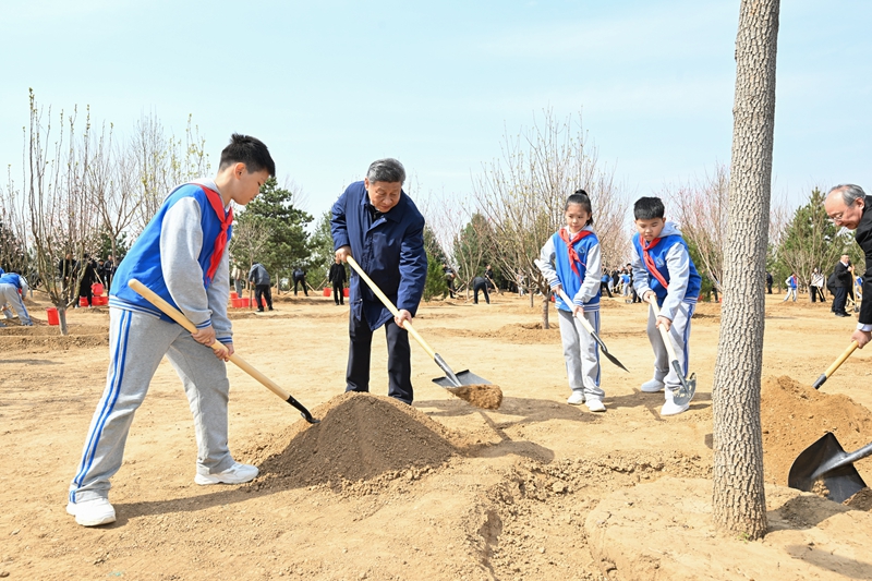 2025年4月3日，習(xí)近平總書(shū)記來(lái)到北京市豐臺(tái)區(qū)永定河畔參加首都義務(wù)植樹(shù)活動(dòng)。