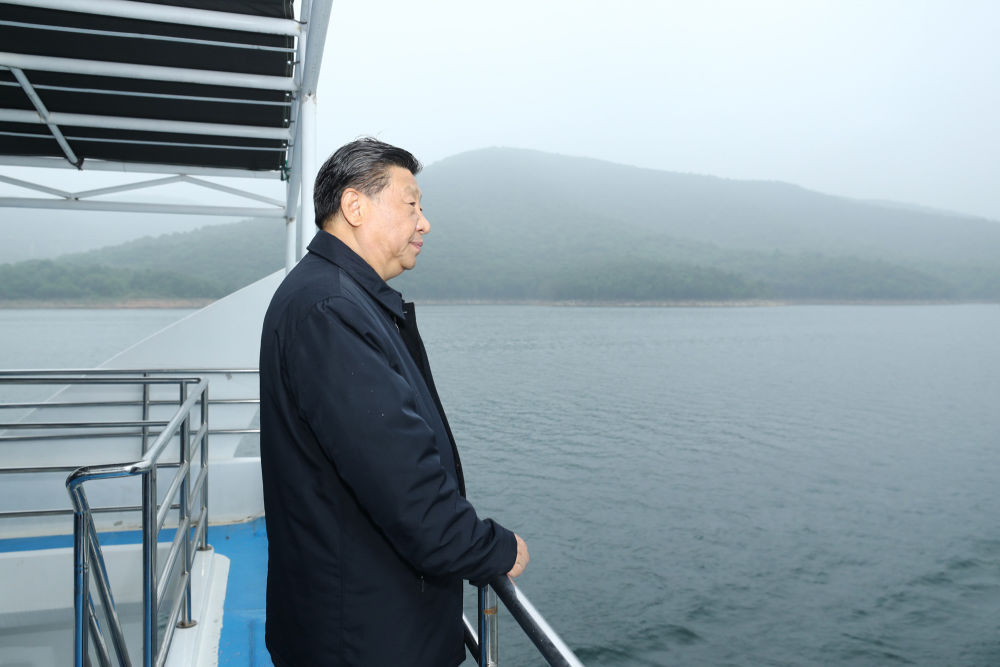 2021年5月13日下午，習(xí)近平總書(shū)記在河南南陽(yáng)乘船考察丹江口水庫(kù)。