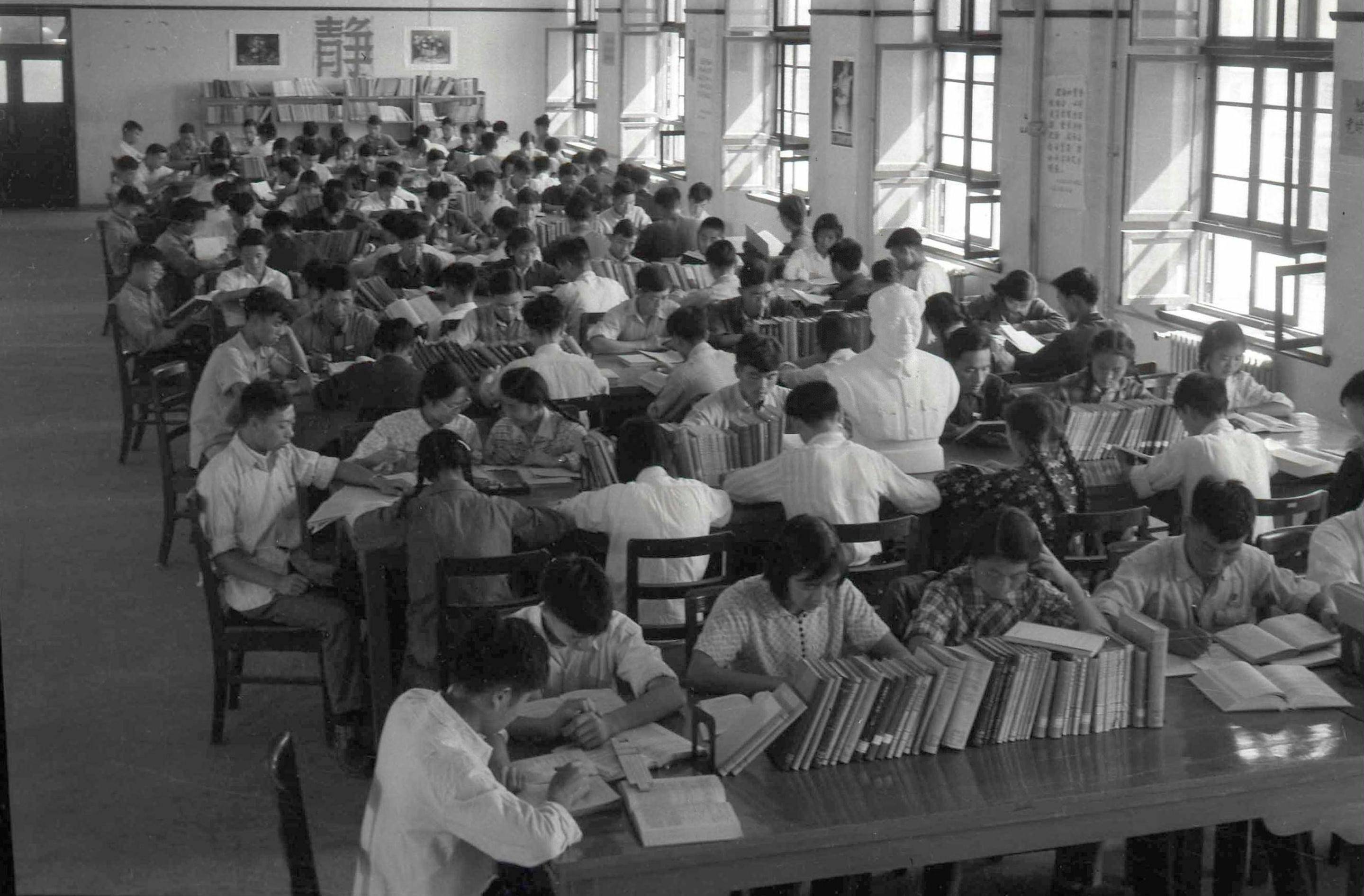 1959年，學生們在西遷后的交大校園圖書館閱覽室內學習（資料照片）。