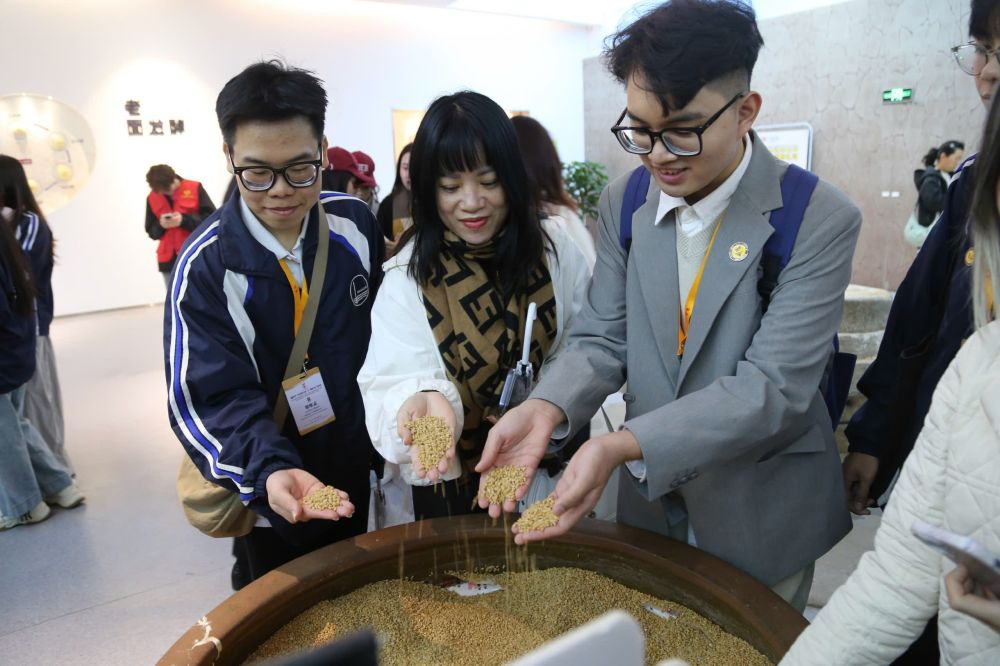 2026年3月30日，參加“紅色研學(xué)之旅”的越南青年在河北參觀新農(nóng)村建設(shè)。