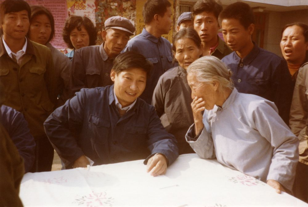 這是1983年，時任河北正定縣委書記的習(xí)近平，臨時在大街上擺桌子聽取老百姓意見。