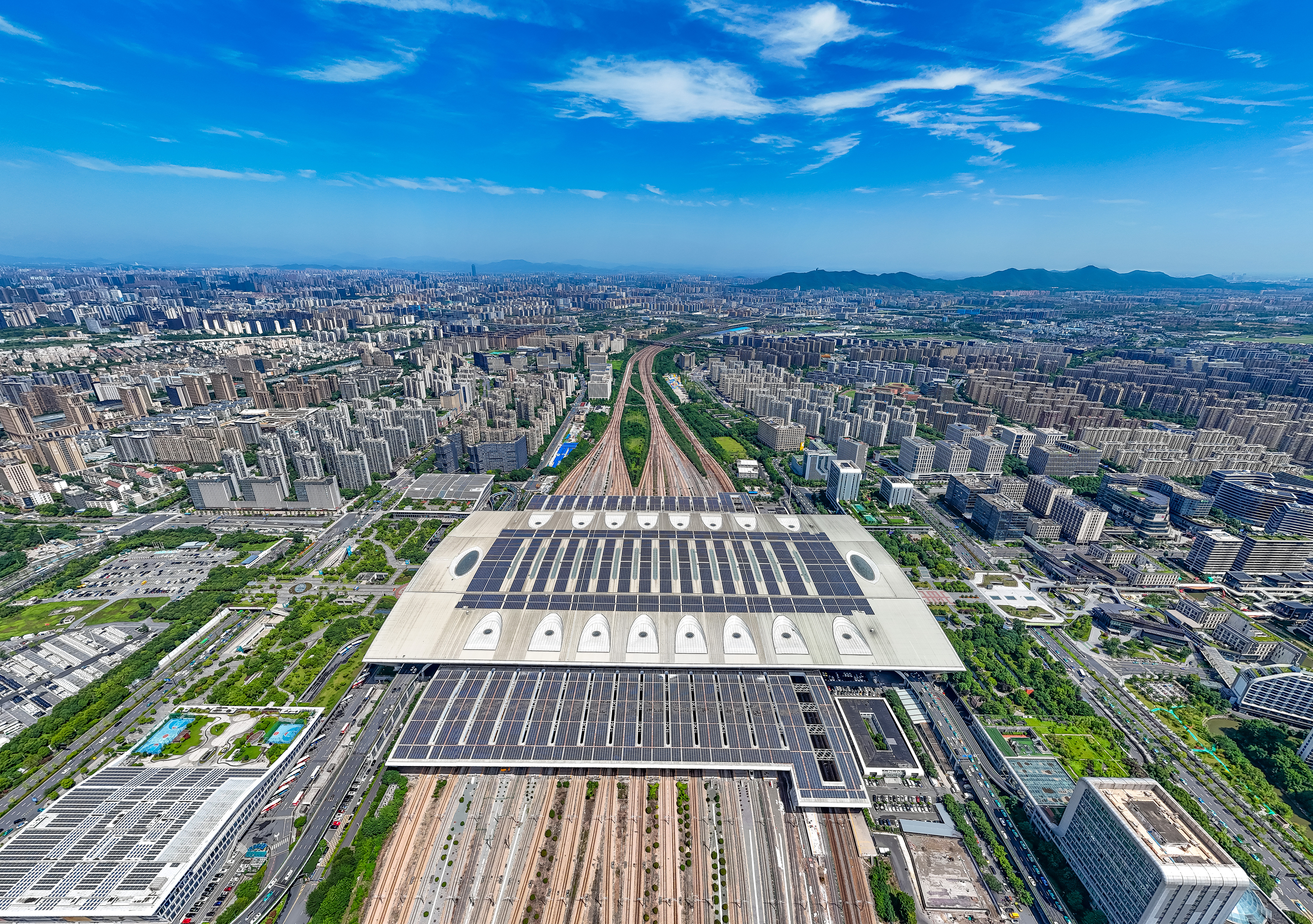 2025年10月29日，浙江杭州，航拍杭州東站站房屋頂及南北雨棚光伏發(fā)電方陣。