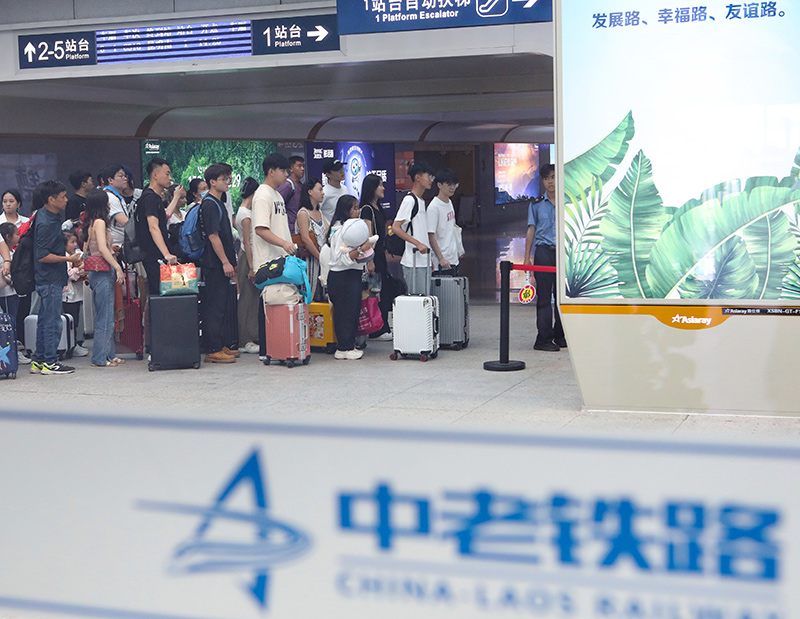 在云南景洪市的中老鐵路西雙版納站，旅客有序進入站臺乘車（2023年10月5日攝）。