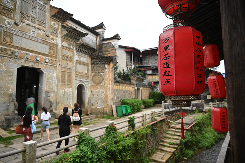 2023年9月5日，游客在福建武夷山下梅村參觀。