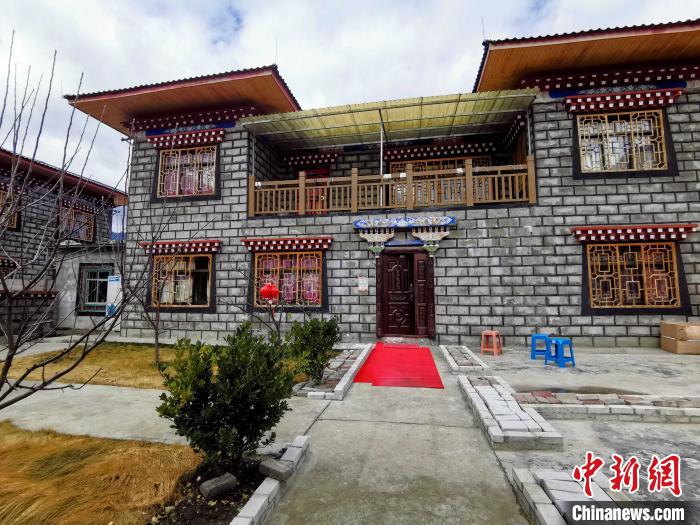 圖為林芝米林縣羌納鄉(xiāng)西嘎村村民家家戶戶發(fā)展庭院經(jīng)濟，院內(nèi)種滿了各種果樹?！≮w延 攝