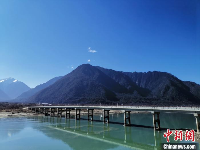 圖為現(xiàn)在已經(jīng)通車的魯霞大橋?！≮w延 攝