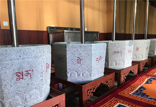 圖為藏醫(yī)院的藏藥加工地。.png