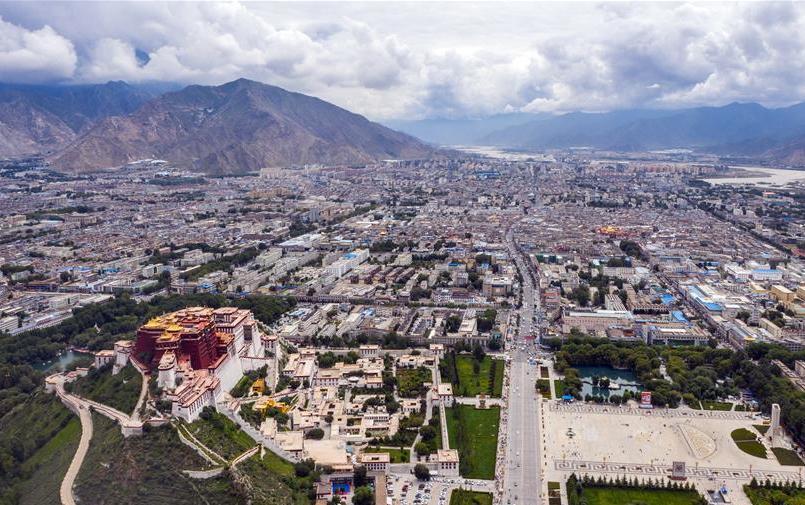 鳥(niǎo)瞰拉薩古城（8月10日無(wú)人機(jī)拍攝）。新華社記者 李鑫 攝.jpg