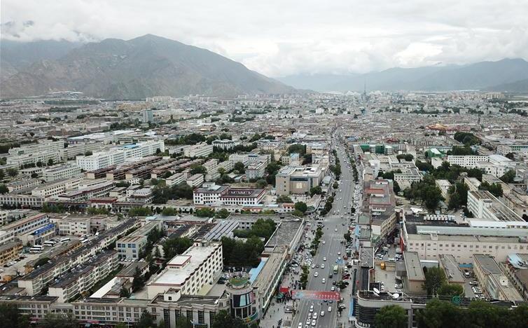 8月10日無人機拍攝的拉薩城市一景。新華社記者 王益亮 攝.jpg