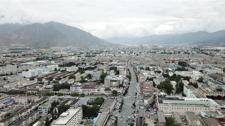 8月10日無人機(jī)拍攝的拉薩城市一景。新華社記者 王益亮 攝.jpg