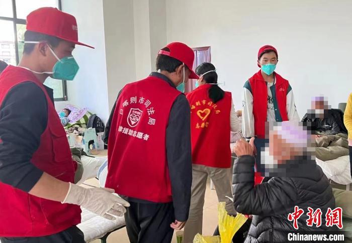 圖為得到妥善安置周到的服務(wù)，患者向志愿者豎起大拇指?！∪湛t市委宣傳部供圖
