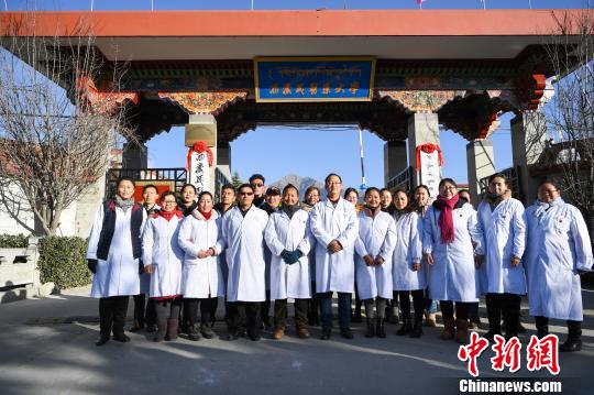 圖為該校師生在更名后的西藏藏醫(yī)藥大學校門前合影留念?！『闻罾?攝