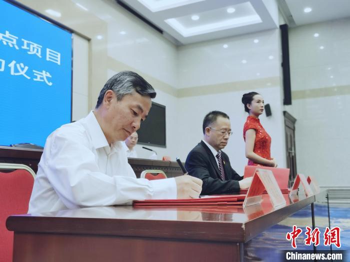 圖為青海省副省長(zhǎng)匡湧(左)簽訂合作共建區(qū)域醫(yī)療中心框架協(xié)議?！?zhí)砀?攝