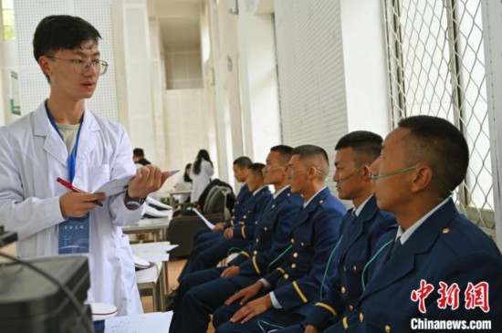 圖為研究團(tuán)隊(duì)成員登記消防員信息?！≮w朗 攝