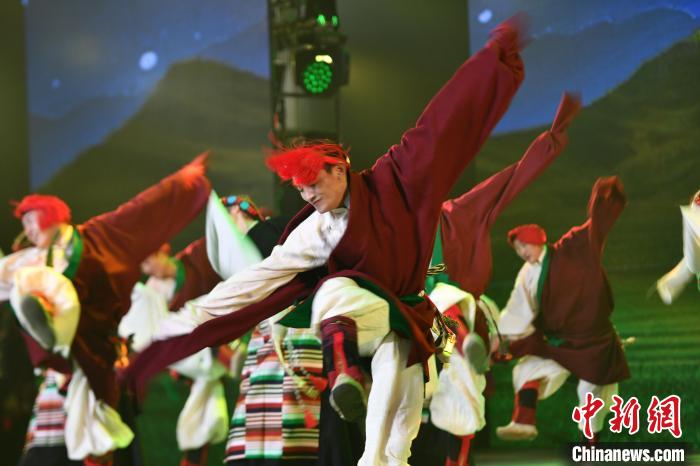 圖為演員在聯(lián)歡晚會上表演?！∝暩聛硭?攝