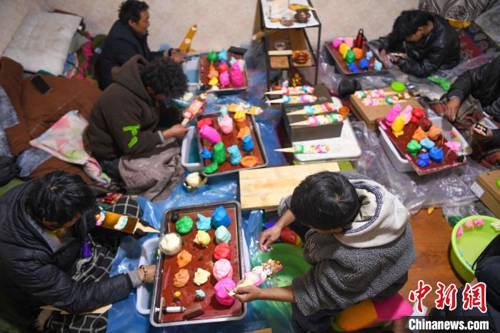 圖為拉薩手藝人制作年貨酥油花。　貢嘎來松 攝