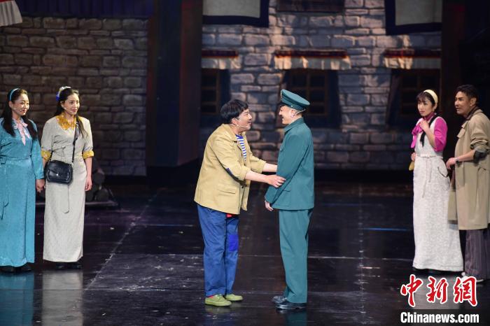 圖為西藏本土話劇《八廓街北院》演出現(xiàn)場?！?攝