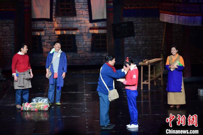 圖為西藏本土話劇《八廓街北院》演出現(xiàn)場?！∝暩聛硭?攝