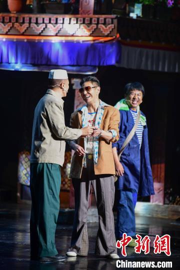 圖為西藏本土話劇《八廓街北院》演出現(xiàn)場。　貢嘎來松 攝