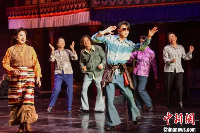 圖為西藏本土話劇《八廓街北院》演出現(xiàn)場?！?攝