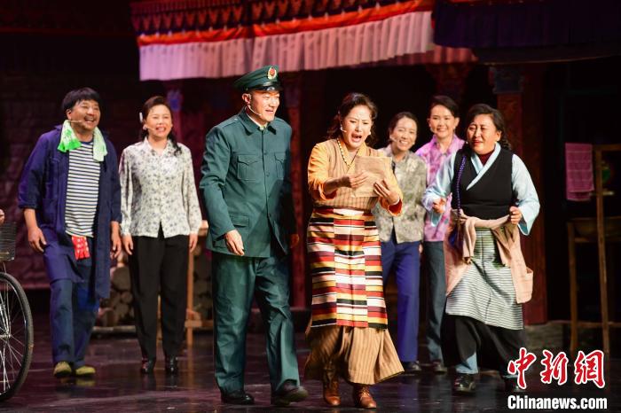 圖為西藏本土話劇《八廓街北院》演出現(xiàn)場?！∝暩聛硭?攝