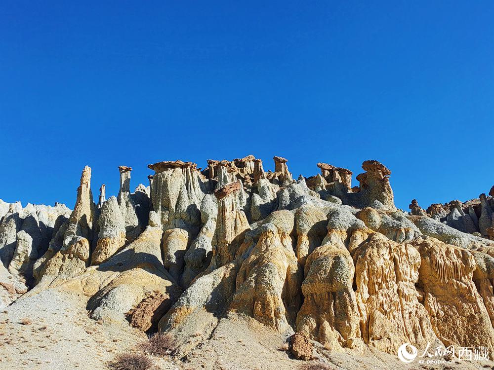 形態(tài)各異的土林。人民網(wǎng) 李海霞攝