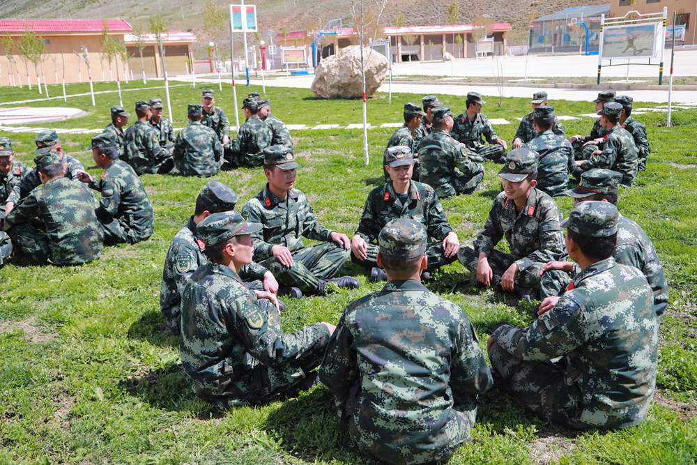 官兵正在開展“讀書分享”交流活動。