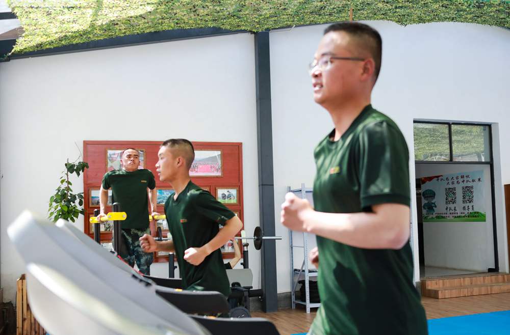 官兵正在新配發(fā)的跑步機(jī)上運(yùn)動。