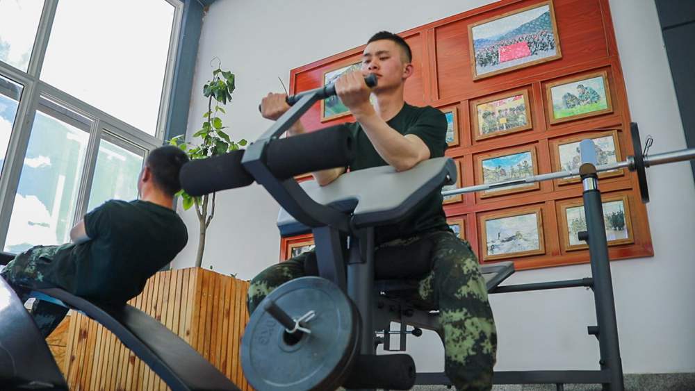 官兵正在陽光棚內(nèi)自我健身。