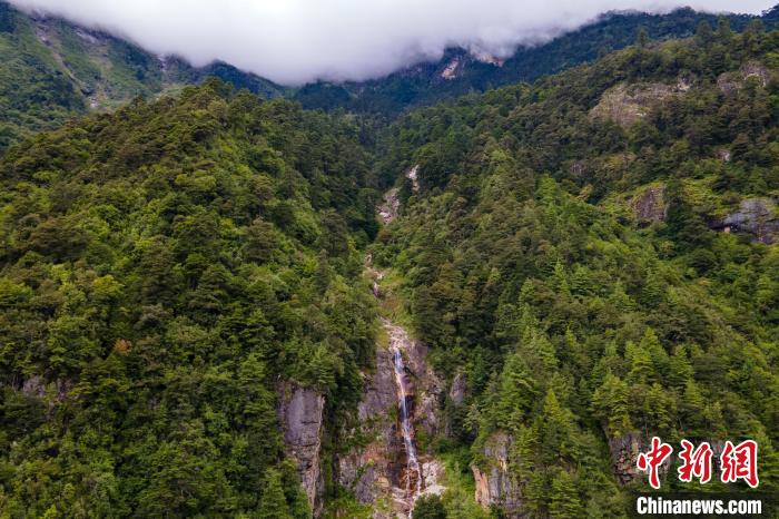 勒布溝的瀑布?！〗w波 攝