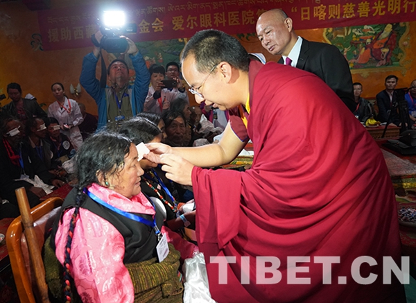 3圖 十一世班禪為益西拉姆（左一）揭紗。攝影：王淑.JPG