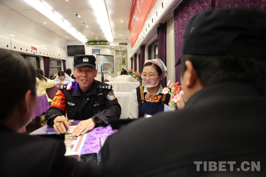 深夜巡視結(jié)束后，乘警長左紅彬與列車工作人員一起召開聯(lián)席會(huì)議。.JPG