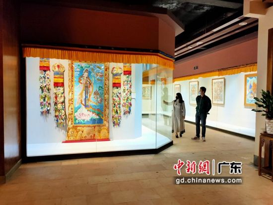 80余幅國(guó)家級(jí)非遺大師希熱布唐卡作品東莞展出。圖為展出的唐卡作品色澤鮮艷(徐倩 攝)