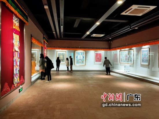 80余幅國家級非遺大師希熱布唐卡作品東莞展出。圖為展覽現(xiàn)場(徐倩 攝)